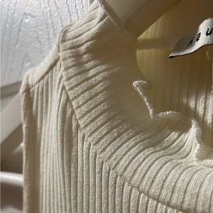 Ivory white. Ribbed Sleeveless Turtleneck T-Shirt. Lettuce edge